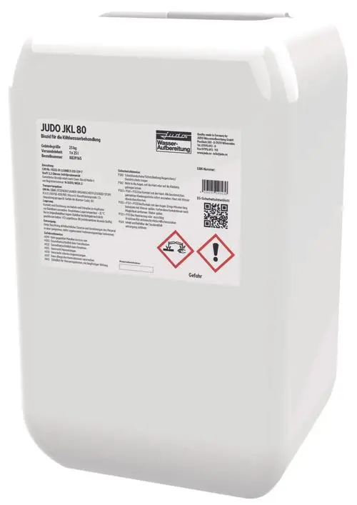 Weißer Behälter mit Sicherheitswarnungen und Produktinformationen von Judo zur Behandlung von Kühlwasser, 25 kg Inhalt.